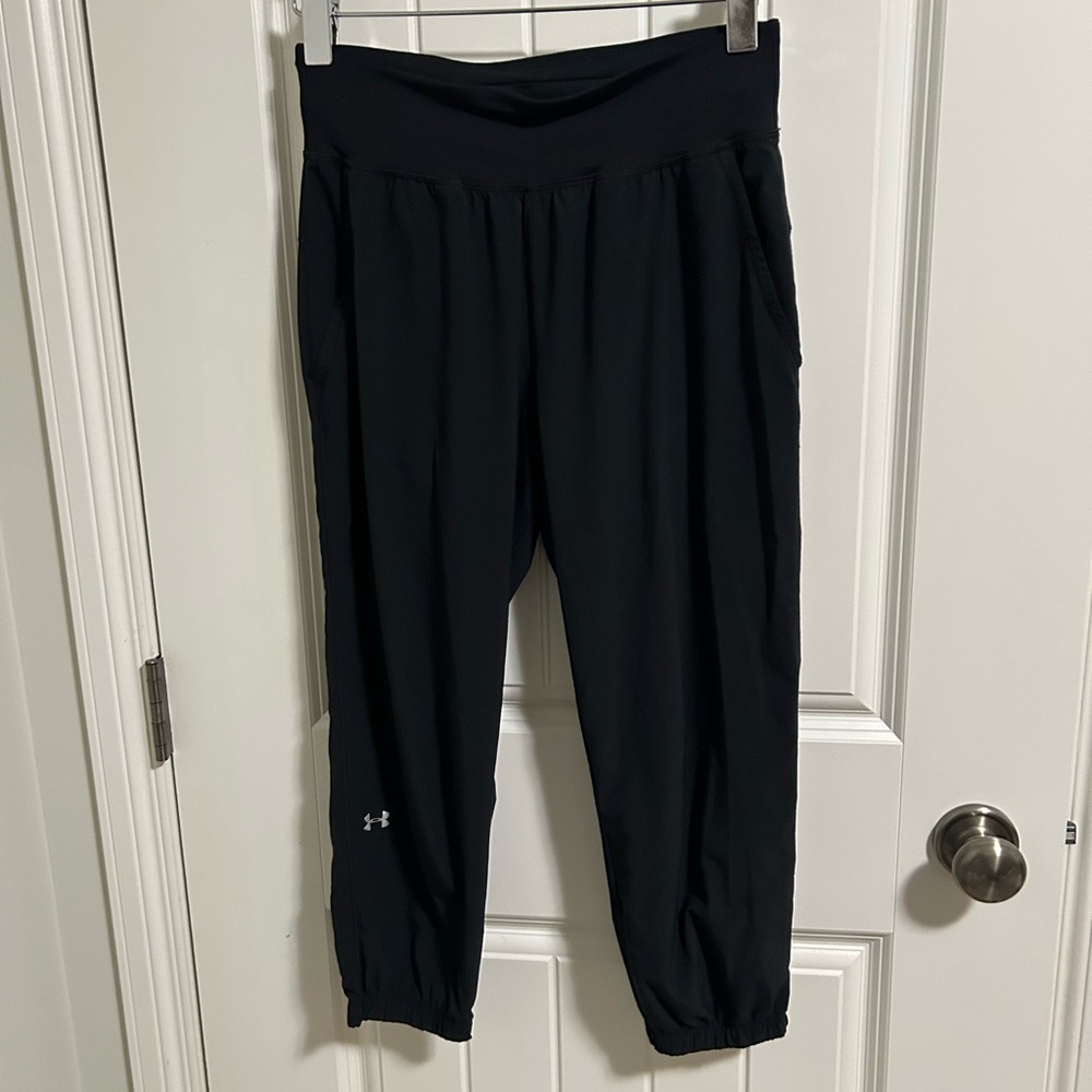 Under Armour Black Jogger crop Pants
4